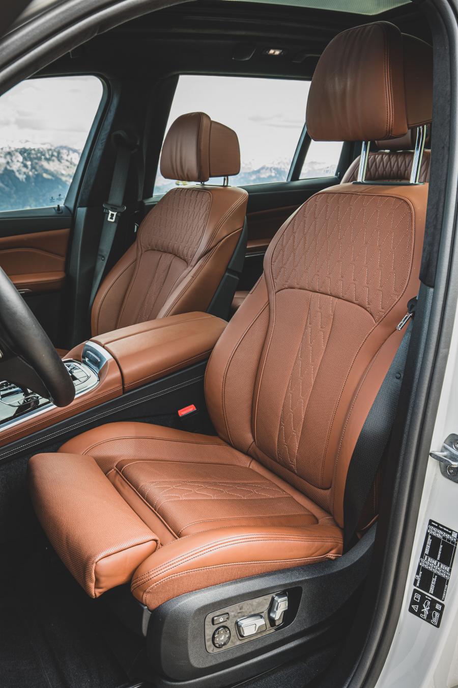 Интерьер BMW X7 xDrive30d Design Pure Excellence (G07) 2019 года  (WW) (фото 35 из 36)